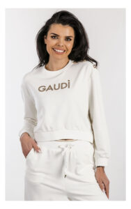 Gaudi biała bluza wkładana z logo – luźna bluza damska z nadrukiem i klasycznym krojem – modna bluza everyday- widok na modelce od przodu w przybliżeniu