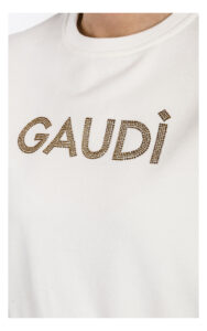 widok na zbliżenie personalizacji marki bluzy gaudi
