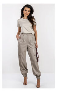 Damskie szare spodnie cargo MSGM skórzane – szerokie kieszenie cargo i nowoczesny fashion design – stylowe spodnie premium do casualowych i miejskich outfitów- widok na modelce od przodu