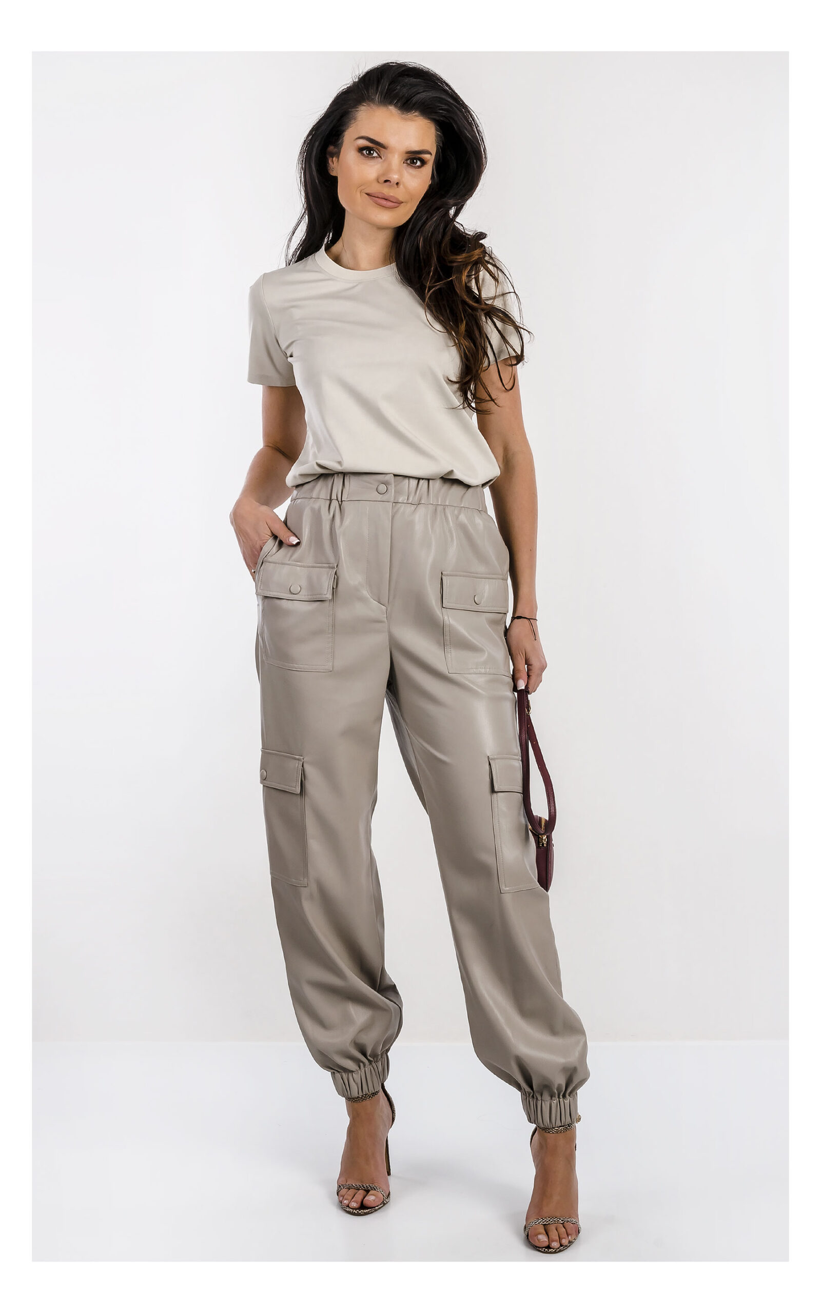 Damskie szare spodnie cargo MSGM skórzane – szerokie kieszenie cargo i nowoczesny fashion design – stylowe spodnie premium do casualowych i miejskich outfitów- widok na modelce od przodu