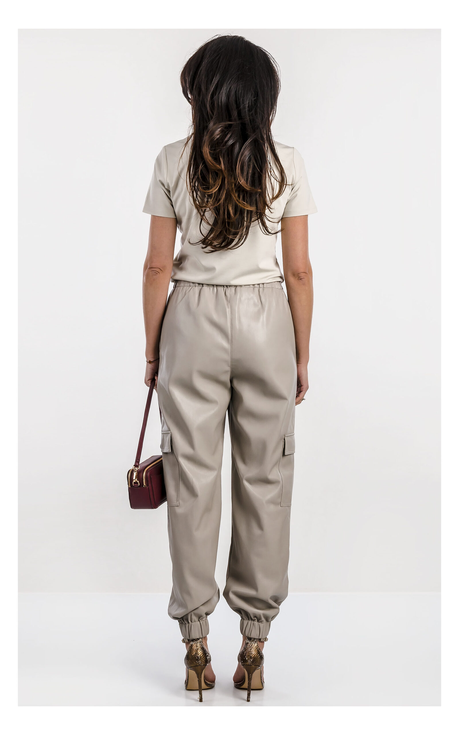 Damskie szare spodnie cargo MSGM skórzane – szerokie kieszenie cargo i nowoczesny fashion design – stylowe spodnie premium do casualowych i miejskich outfitów- widok na modelce od tyłu