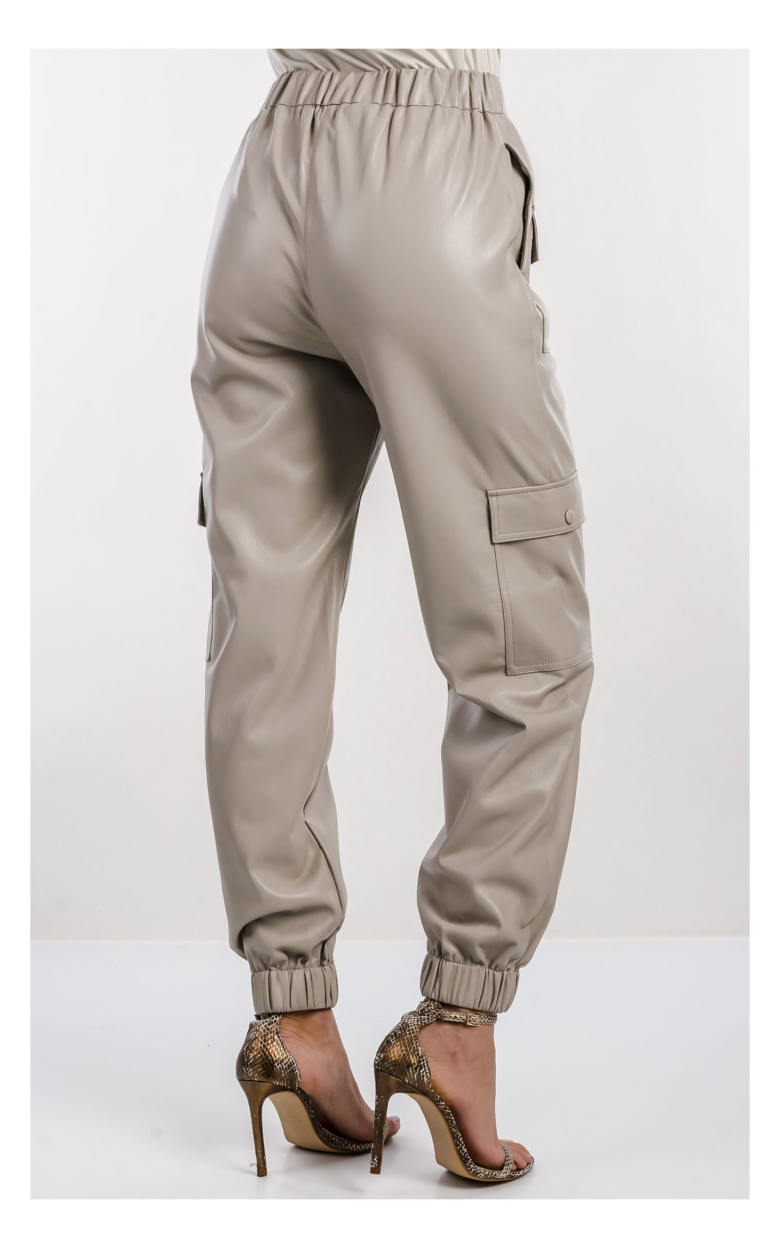 Damskie szare spodnie cargo MSGM skórzane – szerokie kieszenie cargo i nowoczesny fashion design – stylowe spodnie premium do casualowych i miejskich outfitów- widok na modelce od tyłu od pasa w dół
