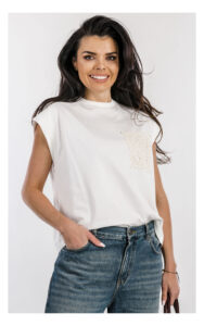 Koszulka damska ACCESS biały z haftowanym detalem – biały T-shirt z ozdobną aplikacją i okrągłym dekoltem – modna koszulka casual everyday- widok na modelce od przodu w przybliżeniu