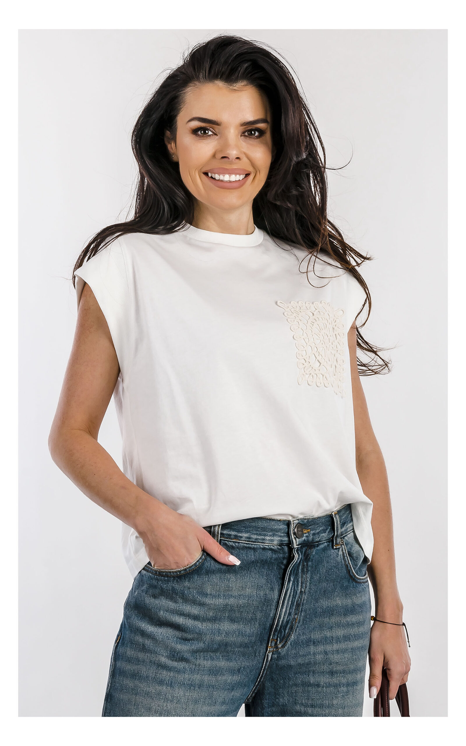 Koszulka damska ACCESS biały z haftowanym detalem – biały T-shirt z ozdobną aplikacją i okrągłym dekoltem – modna koszulka casual everyday- widok na modelce od przodu w przybliżeniu