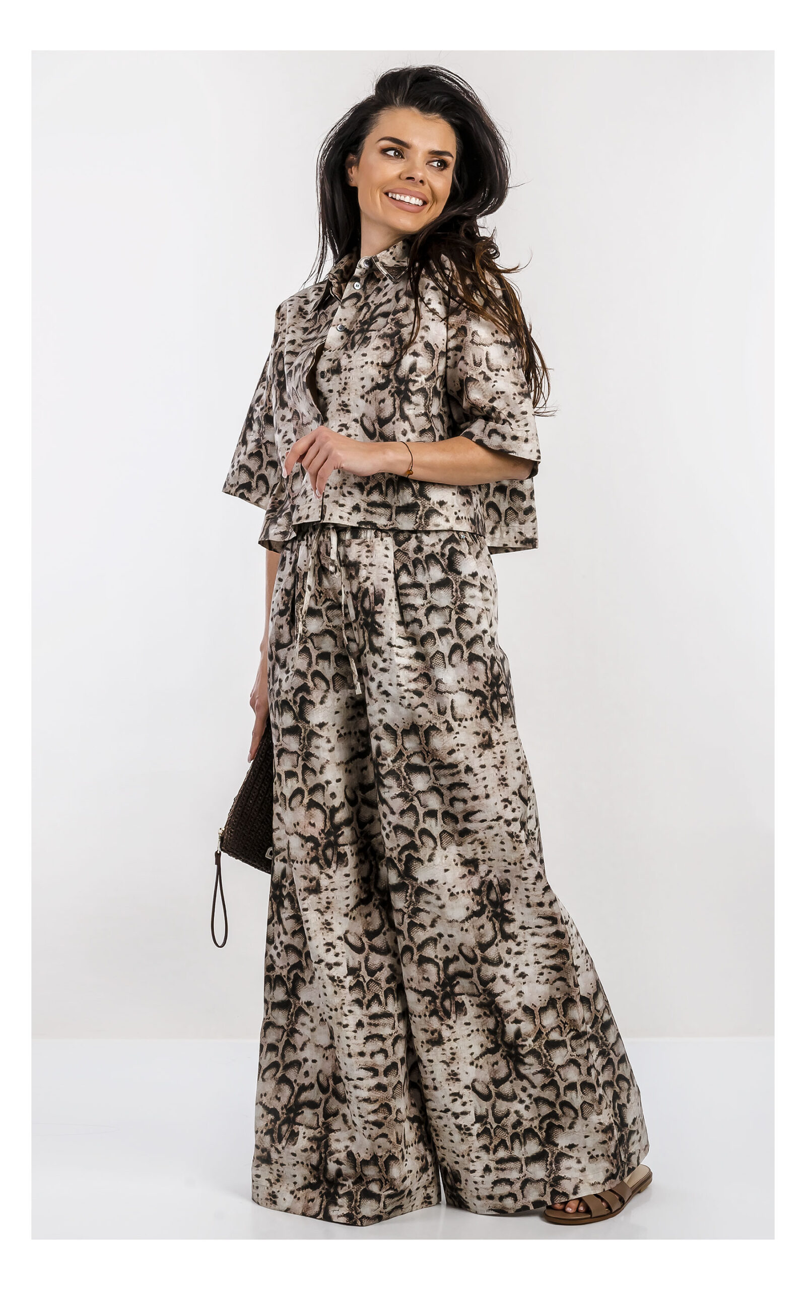 Spodnie damskie PINKO Gussola w wężowy print beżowe – szerokie nogawki, bawełniane spodnie z elastyczną gumą w pasie – designerski wzór animal print- widok na modelce od przodu