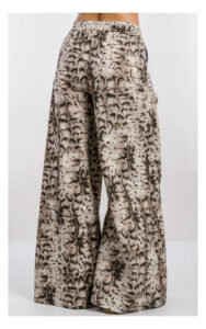Spodnie damskie PINKO Gussola w wężowy print beżowe – szerokie nogawki, bawełniane spodnie z elastyczną gumą w pasie – designerski wzór animal print- widok na modelce od tyłu od pasa w dół