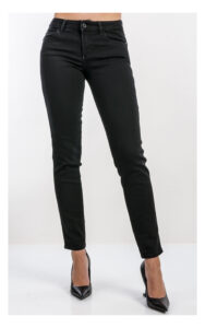 Czarne jeansy GUESS Skinny Basic – dopasowane spodnie jeansowe damskie o kroju skinny – klasyczne czarne denimowe rurki idealne do casualowych i miejskich stylizacji- widok na modelce od pasa w dół od przodu
