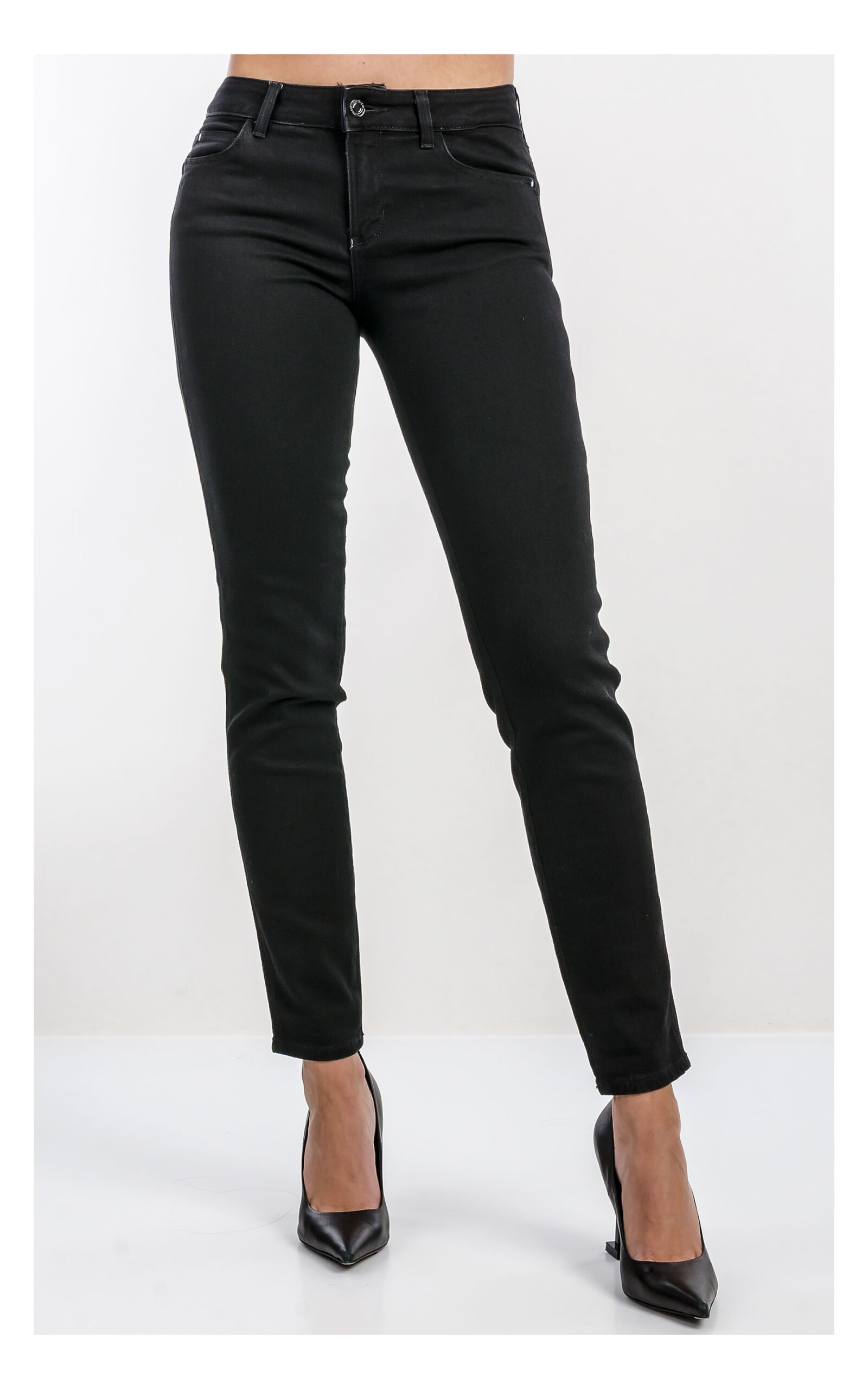 Czarne jeansy GUESS Skinny Basic – dopasowane spodnie jeansowe damskie o kroju skinny – klasyczne czarne denimowe rurki idealne do casualowych i miejskich stylizacji- widok na modelce od pasa w dół od przodu