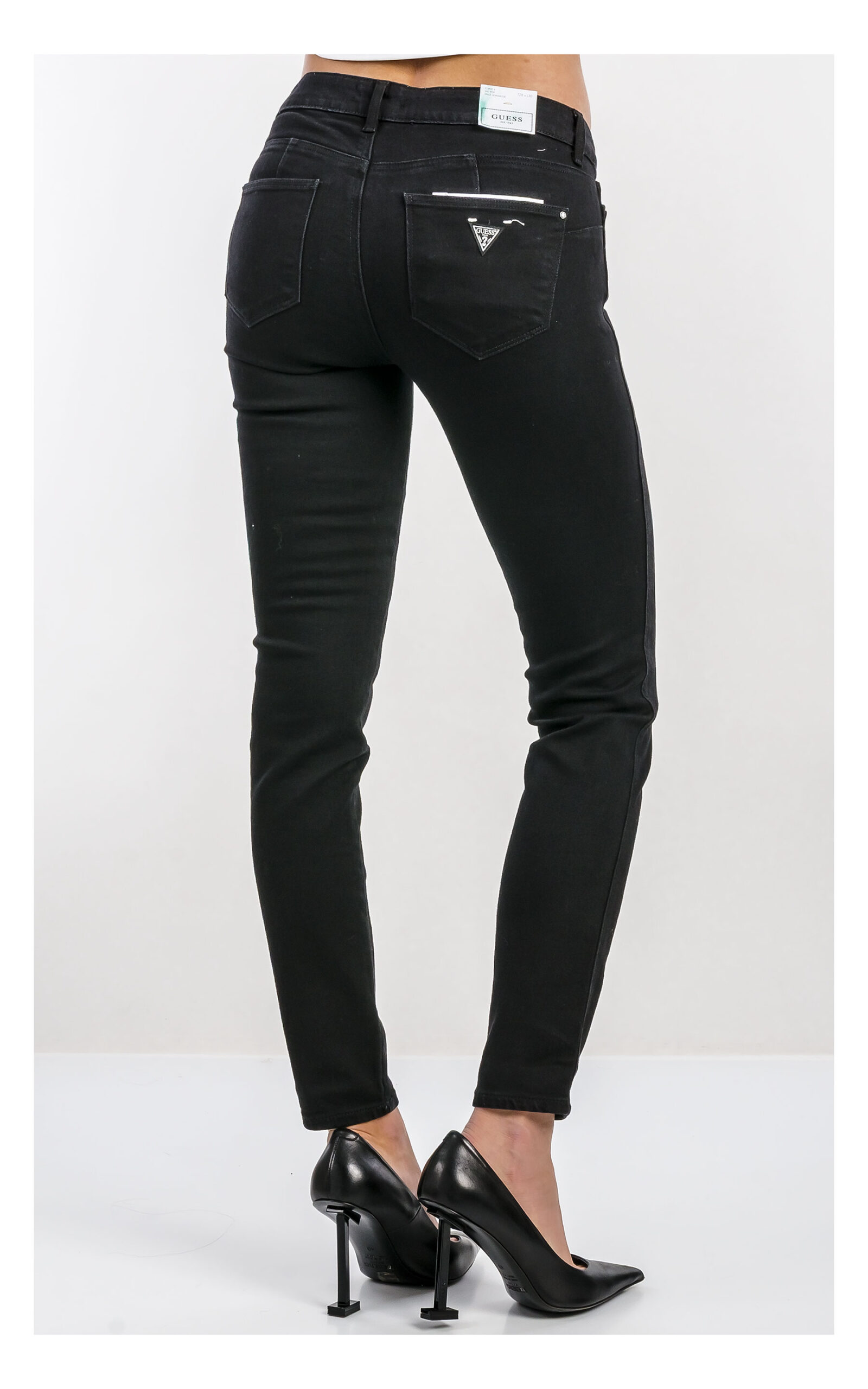 Czarne jeansy GUESS Skinny Basic – dopasowane spodnie jeansowe damskie o kroju skinny – klasyczne czarne denimowe rurki idealne do casualowych i miejskich stylizacji- widok na modelce od tyłu od pasa w dół