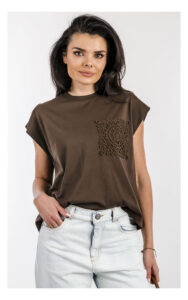 Brązowy T-shirt ACCESS z haftowaną aplikacją i krótkim rękawem – damska koszulka bawełniana casual – modny top z detalem haftu, idealny do codziennych stylizacji- widok na modelce od przodu w przybliżeniu