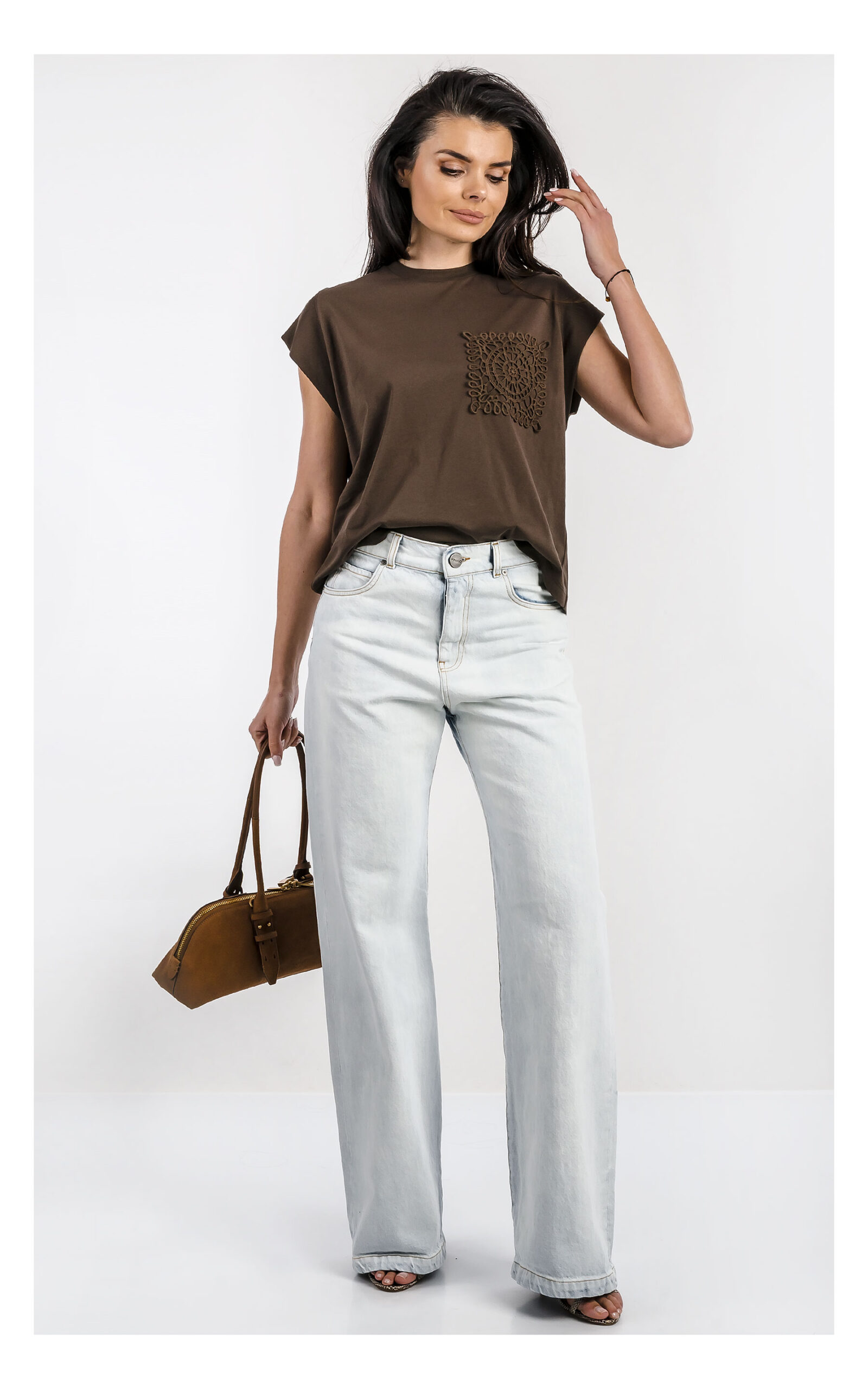 Brązowy T-shirt ACCESS z haftowaną aplikacją i krótkim rękawem – damska koszulka bawełniana casual – modny top z detalem haftu, idealny do codziennych stylizacji- widok na modelce od przodu