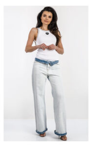 Spodnie jeansowe Pinko Wanda wide leg jasny denim – modne jeansy damskie z prostą szeroką nogawką i ozdobnym haftowanym logo – idealne do casualowych stylizacji- widok na modelce od przodu