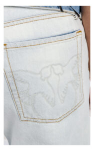 zbliżenie na wyszywane logo na kieszeni jeansów pinko wanda bleach wide leg