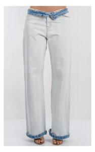 Spodnie jeansowe Pinko Wanda wide leg jasny denim – modne jeansy damskie z prostą szeroką nogawką i ozdobnym haftowanym logo – idealne do casualowych stylizacji- widok na modelce od pasa w dół od przodu