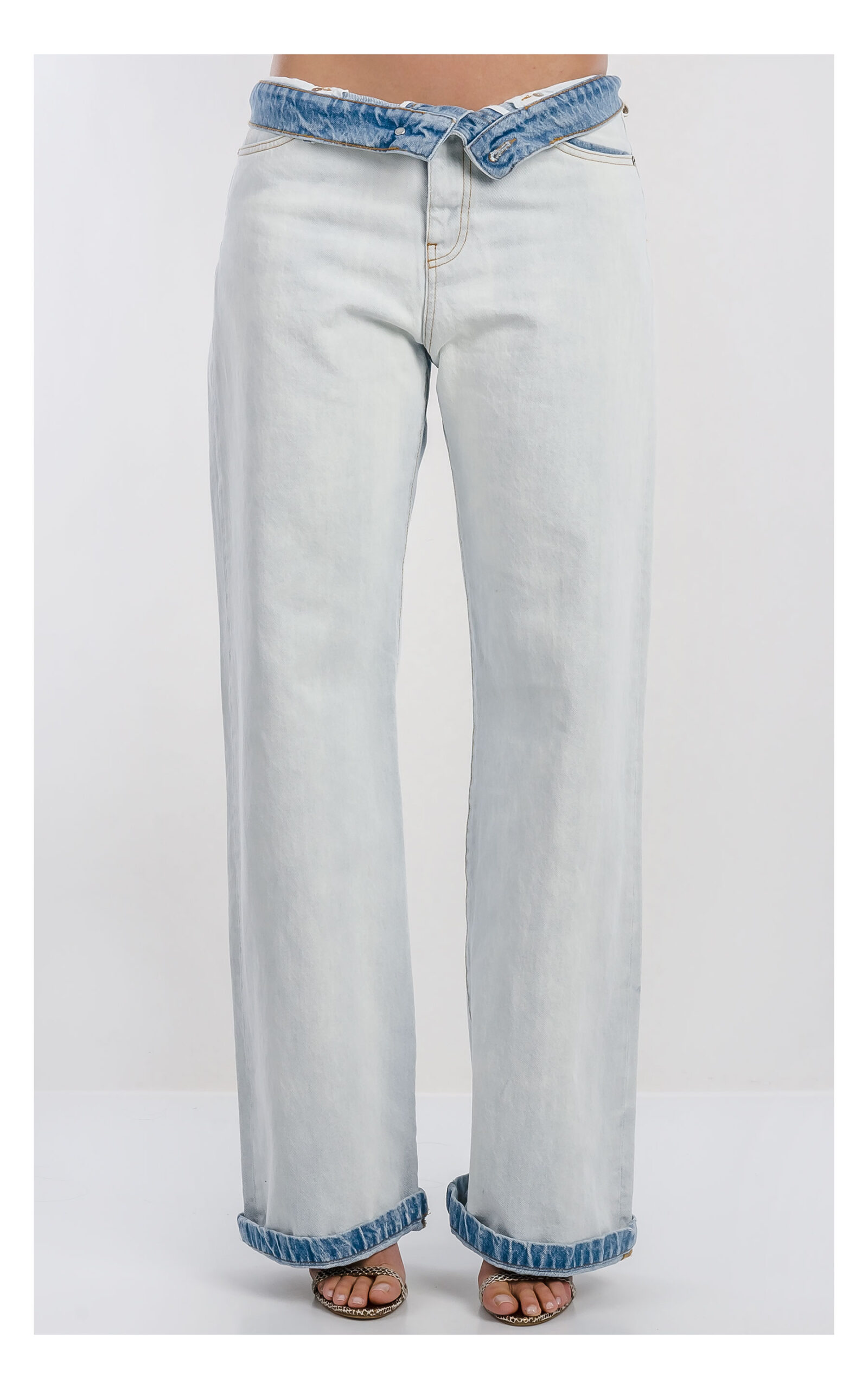 Spodnie jeansowe Pinko Wanda wide leg jasny denim – modne jeansy damskie z prostą szeroką nogawką i ozdobnym haftowanym logo – idealne do casualowych stylizacji- widok na modelce od pasa w dół od przodu