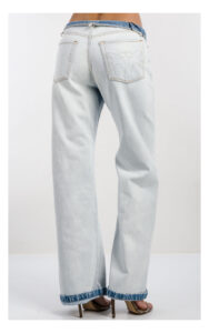 Spodnie jeansowe Pinko Wanda wide leg jasny denim – modne jeansy damskie z prostą szeroką nogawką i ozdobnym haftowanym logo – idealne do casualowych stylizacji- widok na modelce od tyłu od pasa w dół