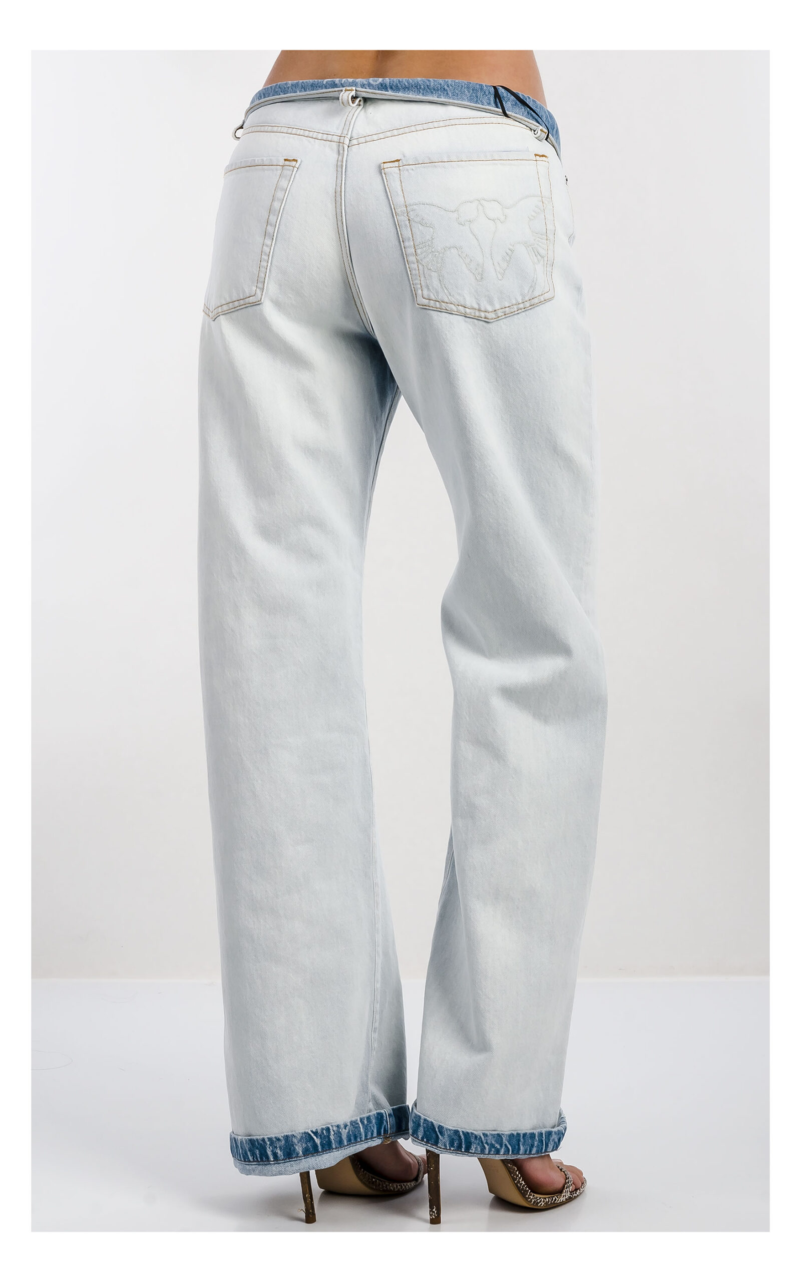 Spodnie jeansowe Pinko Wanda wide leg jasny denim – modne jeansy damskie z prostą szeroką nogawką i ozdobnym haftowanym logo – idealne do casualowych stylizacji- widok na modelce od tyłu od pasa w dół