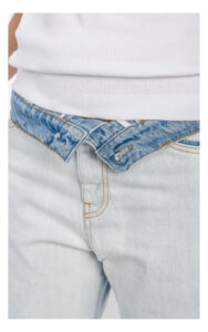 zbliżenie na pas jeansów pinko wanda bleach