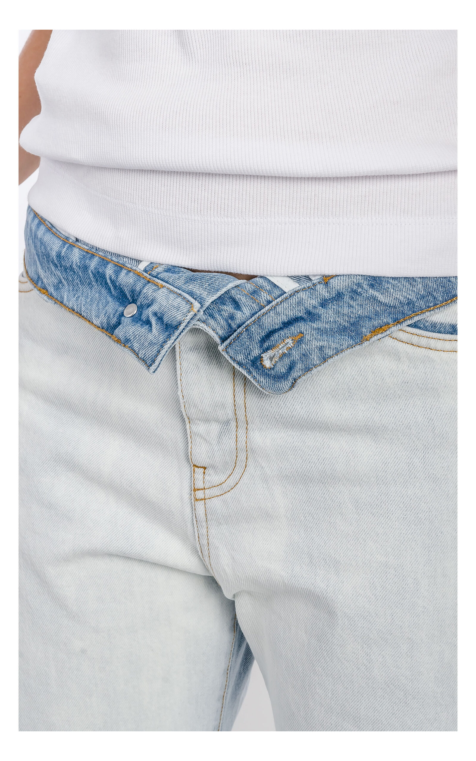 zbliżenie na pas jeansów pinko wanda bleach