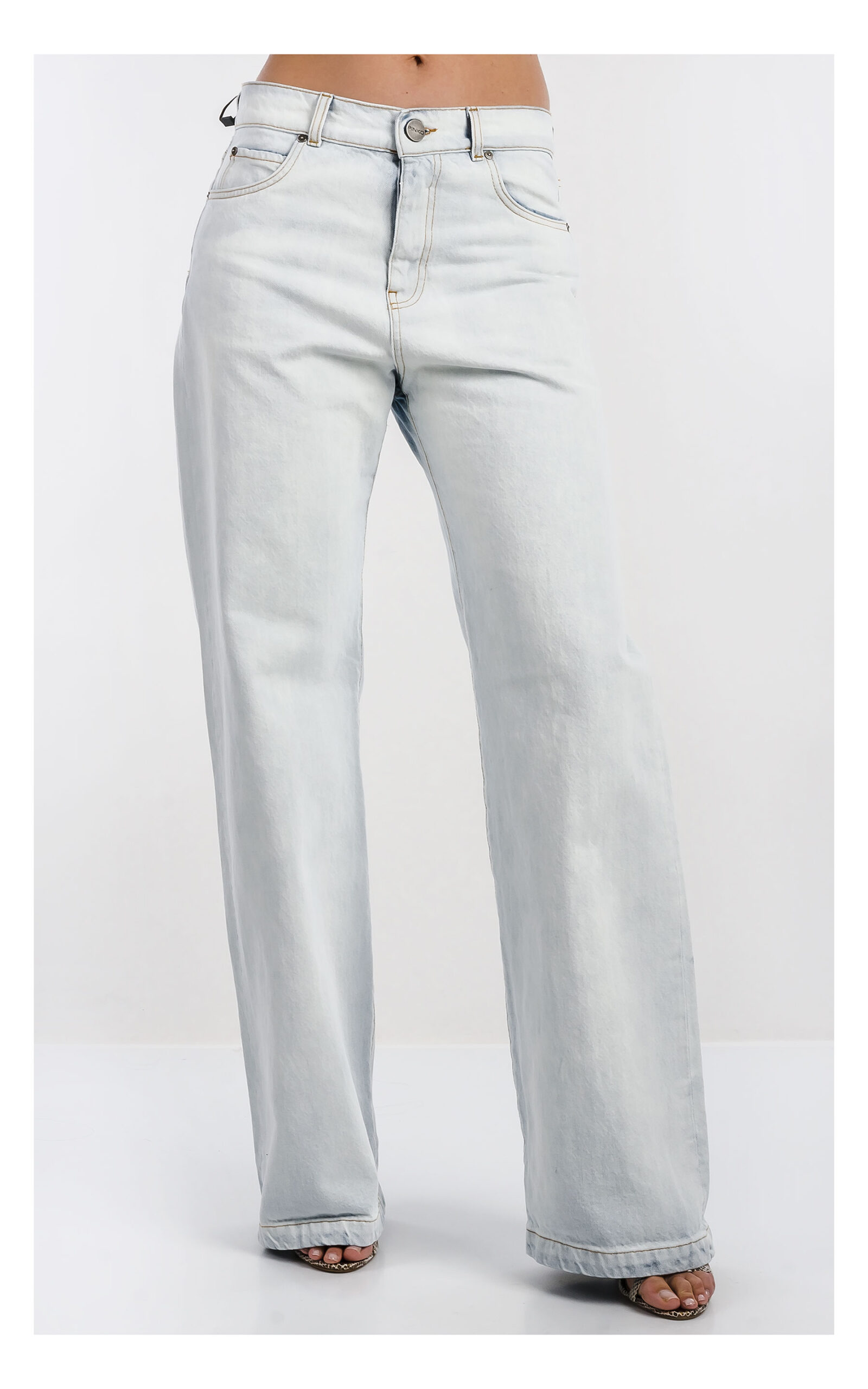 Spodnie jeansowe Pinko Wanda wide leg jasny denim – modne jeansy damskie z prostą szeroką nogawką i ozdobnym haftowanym logo – idealne do casualowych stylizacji- od pasa w dół od przodu