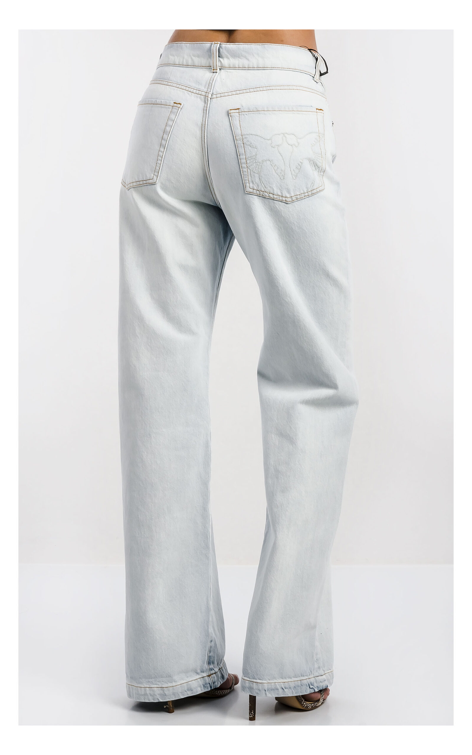 Spodnie jeansowe Pinko Wanda wide leg jasny denim – modne jeansy damskie z prostą szeroką nogawką i ozdobnym haftowanym logo – idealne do casualowych stylizacji- widok od pasa w dół od tyłu