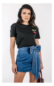 T-shirt TWINSET basic z szydełkową broszką czarny