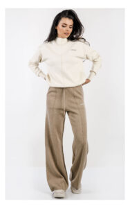 Sweter GUESS Active z golfem kremowy