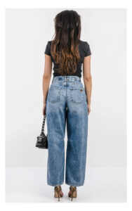 T-shirt GUESS cropped z zawieszkami czarny