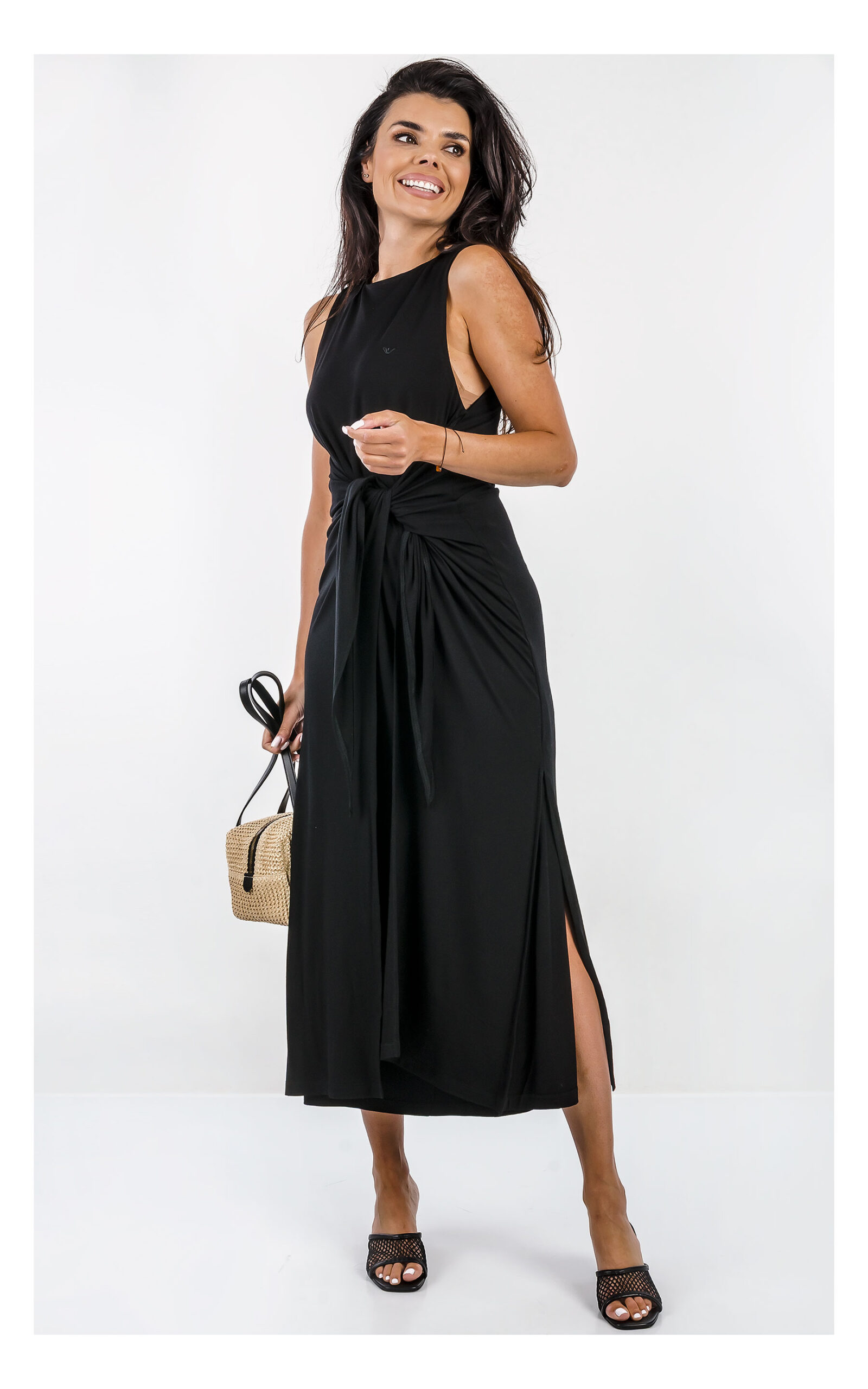 Emporio Armani długa czarna sukienka damska maxi z ozdobnym wiązaniem i dopasowanym fasonem. Widok na modelkę w całości od przodu.