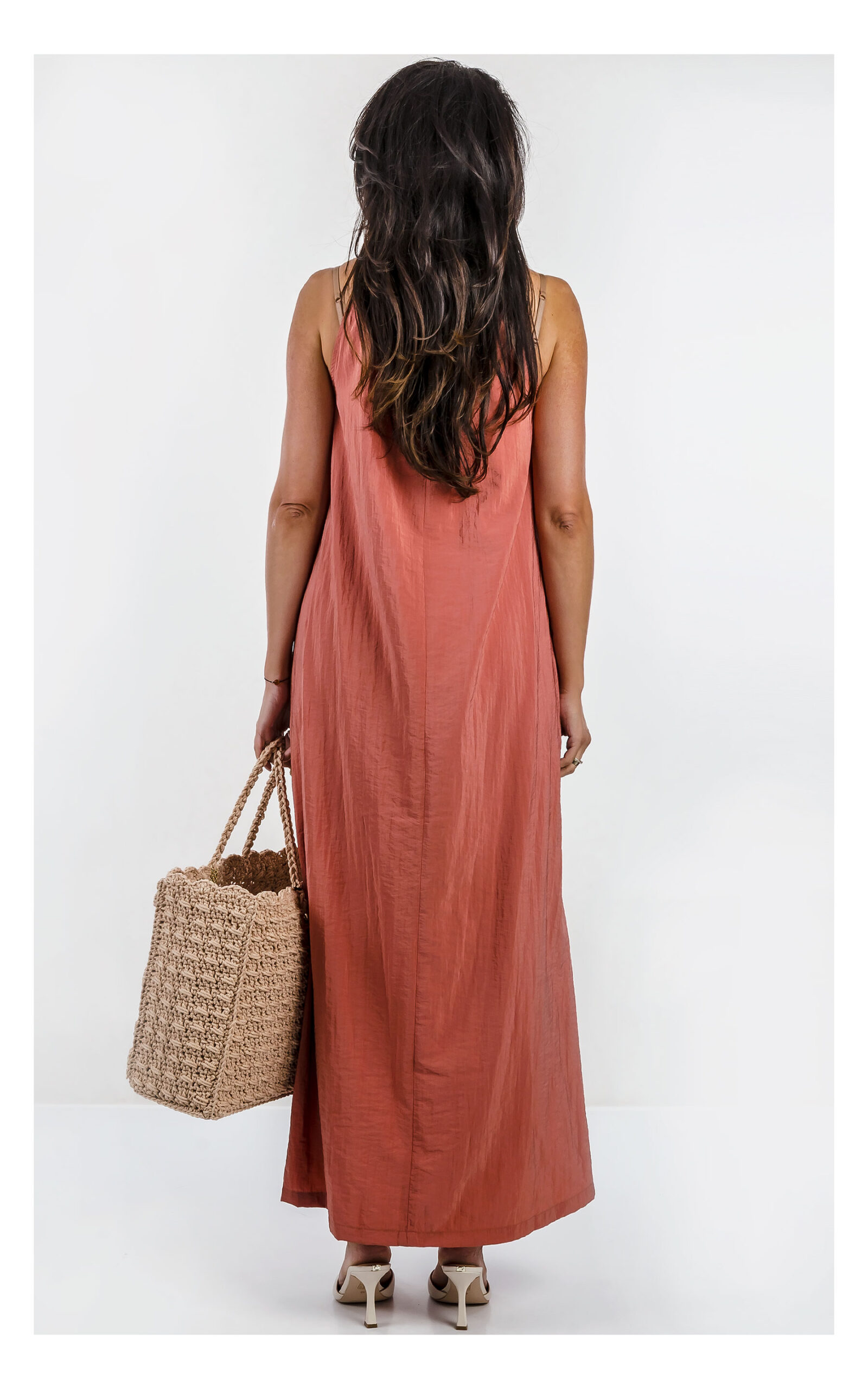 Pomarańczowa sukienka maxi Emporio Armani o prostym fasonie wykonana z lekkiego, komfortowego materiału. Widok na modelkę w całości od tyłu.