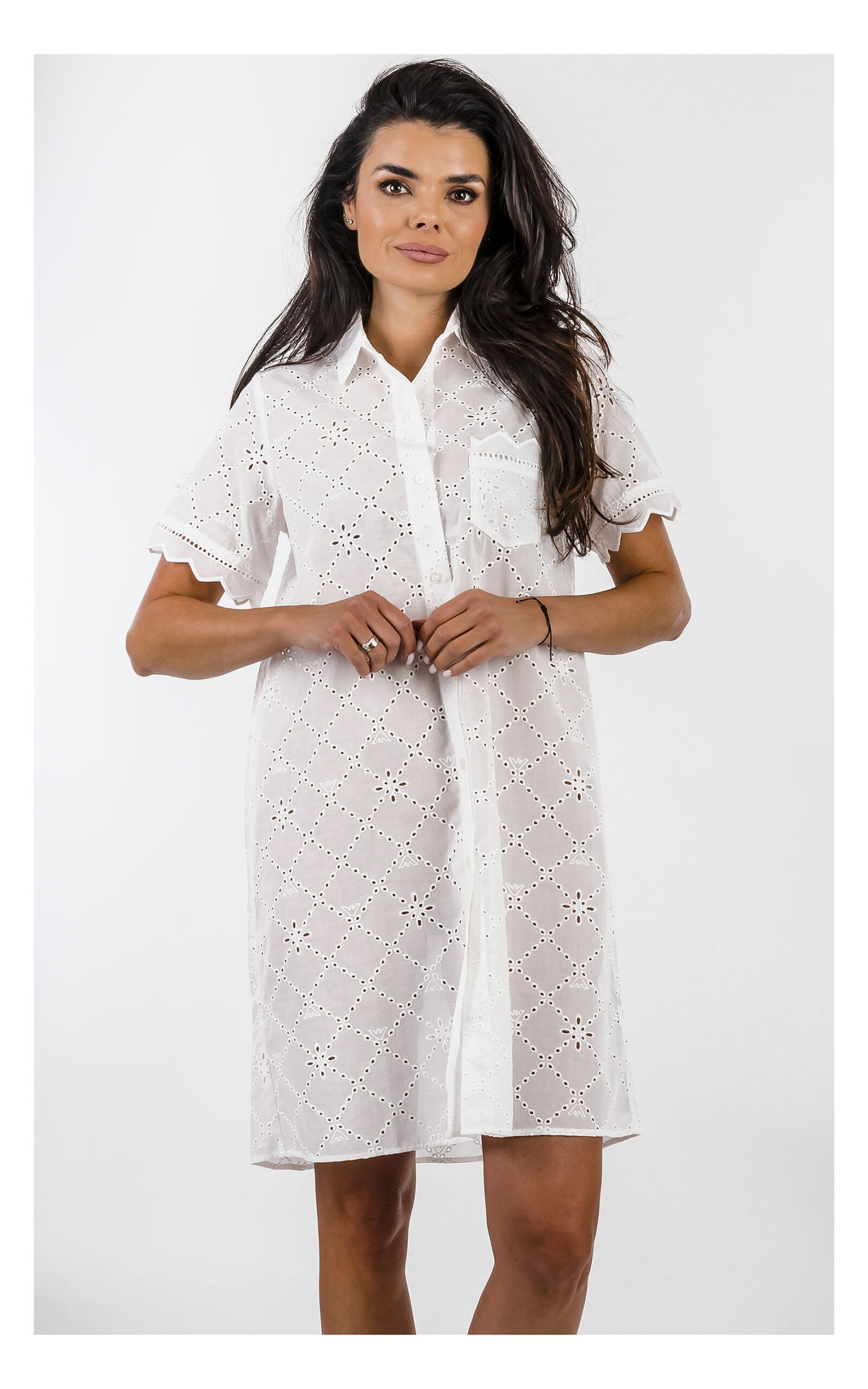 Emporio Armani biała ażurowa koszula piżamowa damska z bawełny. Widok na modelce z przodu.