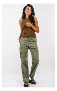 Spodnie GUESS cargo oliwkowe z wysokim stanem i praktycznymi kieszeniami, casualowy model damski o modnym fasonie. Widok na modelce w całości od przodu.