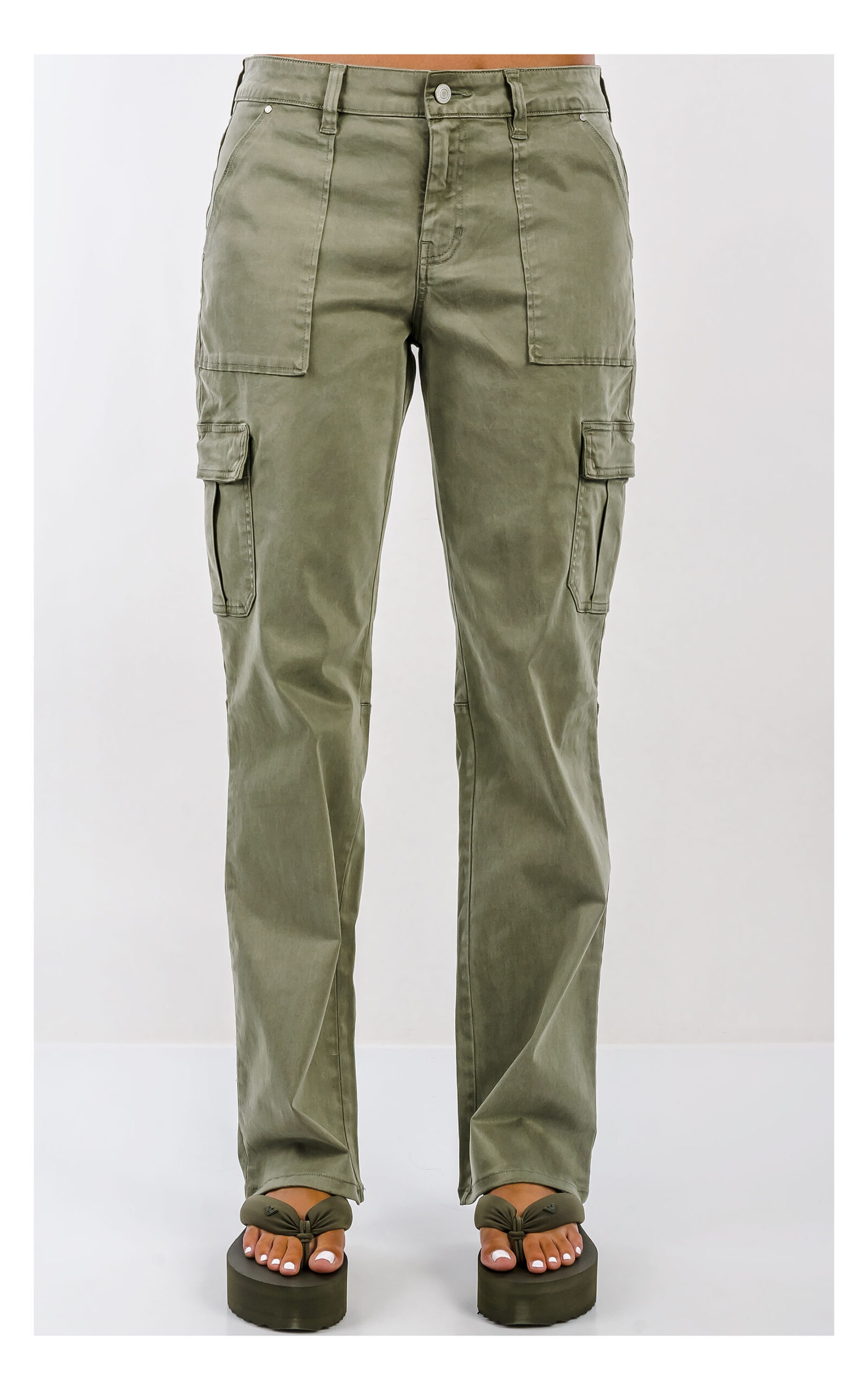 Spodnie GUESS cargo oliwkowe z wysokim stanem i praktycznymi kieszeniami, casualowy model damski o modnym fasonie. Widok na modelce od pasa w dół.